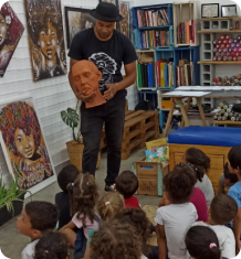 Dinas exposição com crianças