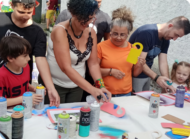 Dinas exposição com crianças